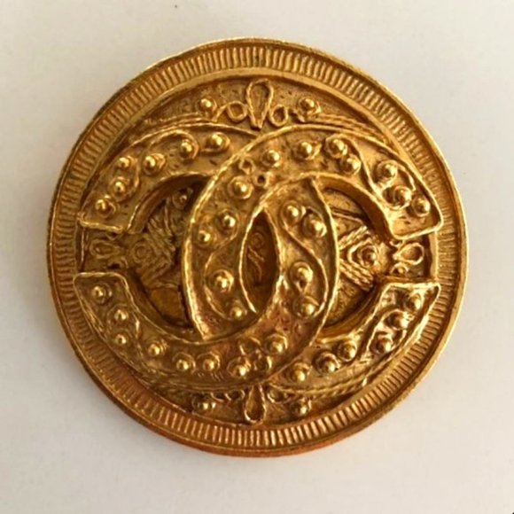 Vintage CHANEL Round Brooch 94A - Picture 1 of 6